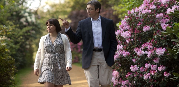 Shane Connoly, o florista oficial do casamento real, caminha com Emma Sampson, florista da família Middleton, no Windsor Great Park. Durante a cerimônia, a Abadia de Westminster será decorada com flores britânicas (26/04/2011)