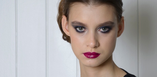 Modelo usa maquiagem "olho tudo, boca tudo" ideal para a noite, na concepção da maquiadora Vanessa Rozan - Luiza Sigulem/UOL
