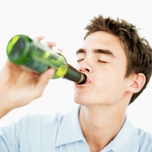  Bebida é usada como válvula de escape para dificuldades e problemas familiares - Thinkstock