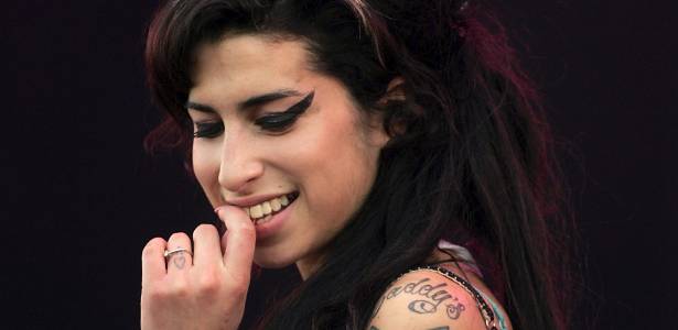 A cantora Amy Winehouse durante show no Isle of Wight Festival 2007