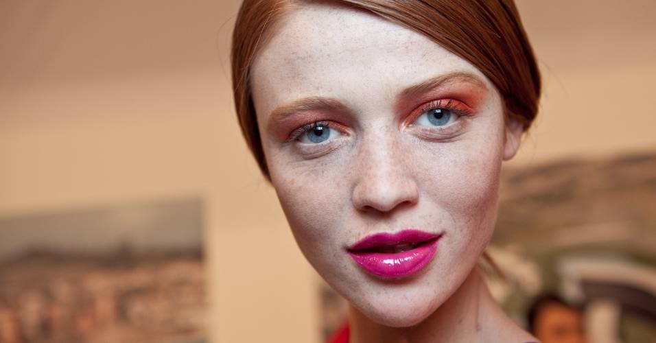 A modelo Cintia Dicker mostra a maquiagem com boca "glossy" do desfile da Neon para o Verão 2012