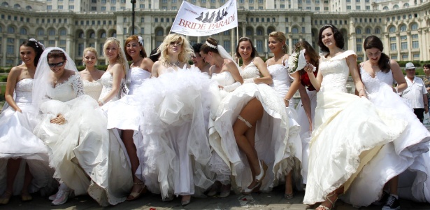 Vestidas para casar: mulheres participam da Parada das Noivas em Bucareste, na Romênia - Reuters