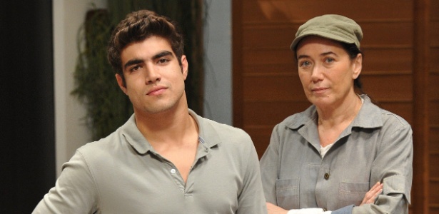 Personagens Antenor (Caio Castro) e Griselda (Lilia Cabaral), de "Fina Estampa" - Divulgação