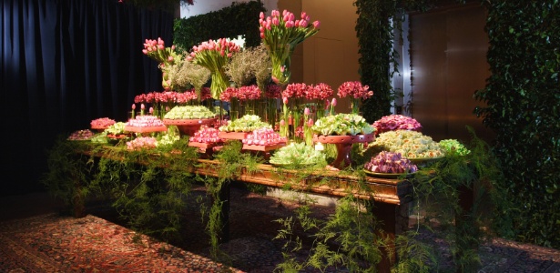 Na mesa de doces, o contraste entre romântico e rústico ganhou força com flores cor-de-rosa e a madeira - Divulgação