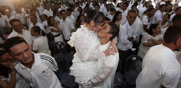 Em Manila, na Filipinas, noivos participam de cerimônia coletiva (11.11.2011) - EFE