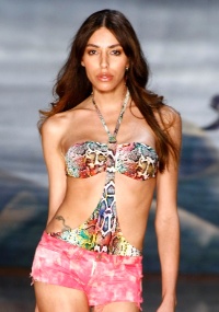 Lea T. desfila para a Blue Man no Fashion Rio (01/06/2011)