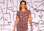 Supermalhada, Deborah Secco desfila macaquinho jeans e vestido justo - Alexandre Schneider/UOL