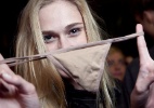 De hidratante labial a tapa sexo, modelos mostram o que levam na bolsa durante o SPFW - Patrícia Araújo/UOL