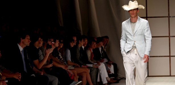 Modelo desfila look masculino da Salvatore Ferragamo para o Verão 2012 em Milão (19/06/2011) - Getty Images