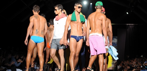 Modelos bronzeados desfilam coleção de Verão 2012 da Dsquared2 na semana de moda masculina de Milão (21/06/2011) - Getty Images