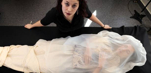 A estilista australiana Pia Interlandi, que se especializou em criar mortalhas de seda e linho, mostra uma de suas criações em seu atelie - AFP
