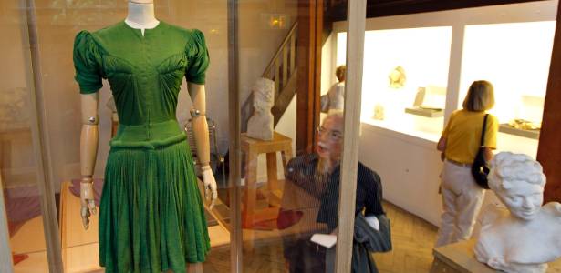 O vestido ""Femina dress, 1946", da francesa Madame Grès (1903-1993) é visto durante a exposição dedica à estilista famosa por seu trabalho de plissados e pregueados no Bourdelle Museum em Paris (07/07/2011) - Charles Platiau/Reuters