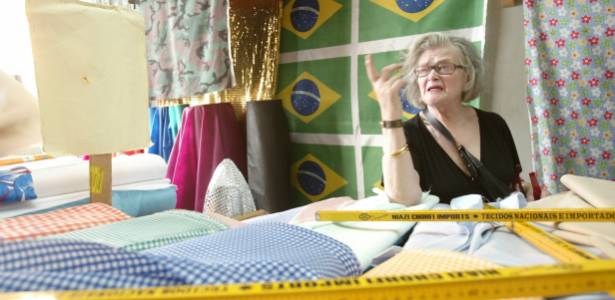 A francesa Marie Rucki, diretora do renomado estúdio Berçot de Paris, observa tecidos na rua 25 de Março, em São Paulo (29/03/2007) - João Sal/Folhapress
