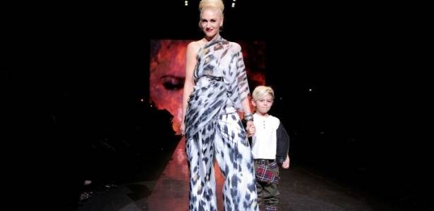 A cantora Gwen Stefani e o filho Kinsgton ao fim do desfile de sua marca L.A.M.B na semana de moda de Nova York (17/02/2011)  - Getty Images