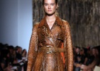 Plumas e peles são destaque na Semana de Moda em Nova York - Getty Images