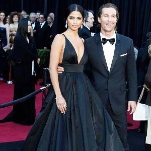 A modelo brasileira Camila Alves com o marido, o ator Matthew McConaughey, no tapete vermelho do Oscar (2/11)