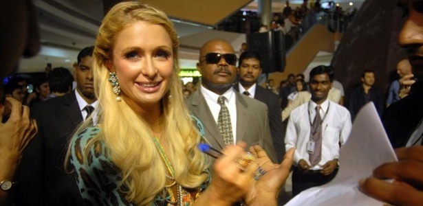 Paris Hilton divulga grife de bolsas na Índia (25.09.2011) - EFE