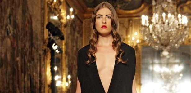 Modelo desfila roupa criada pelo estilista Erkan Çoruh na Semana de moda de Milão (27.09.2011) - EFE/Giulio Di Mauro