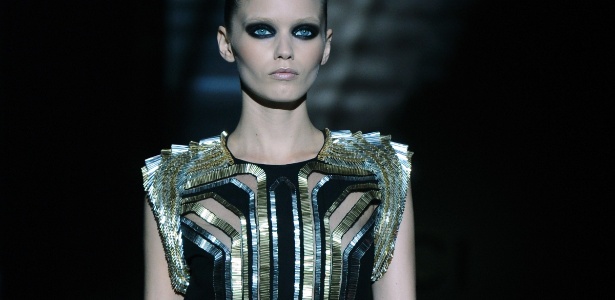 Modelo desfila look da Gucci na semana de moda de Milão Verão 2012 - Olivier Morin/AFP