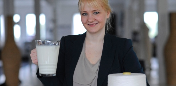 A estilista e microbiologista Anke Domaske posa com uma jarra de leite, matéria-prima para a fibra com que desenvolve suas peças - REUTERS/Fabian Bimmer