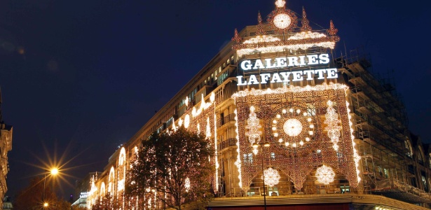 A loja de luxo Galeries Lafayette, em Paris, decorada com luzes de Natal (08/11/2011) - REUTERS/Charles Platiau
