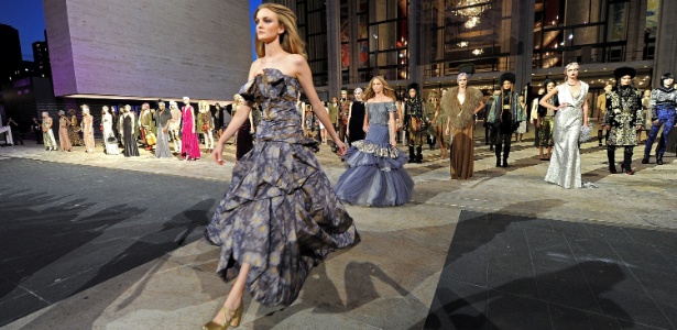 A modelo Carol Trentini desfila no evento Fashion"s Night Out em Nova York (07/11/2010) - Getty Images