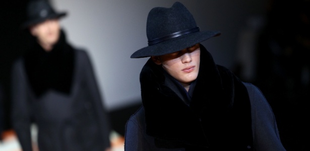 Modelos apresentam coleção de Inverno 2012 da Emporio Armani durante a semana de moda masculina de Milão (15/1/2012) - Getty Images