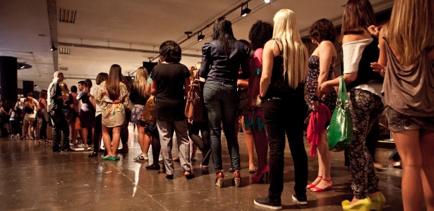 Convidados fazem fila para tentar ganhar uma sandália durante o São Paulo Fashion Week (21/01/2012) - Patrícia Araújo/UOL