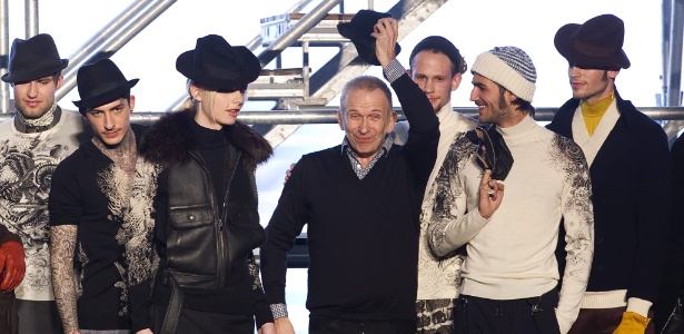 Jean Paul Gaultier ao final de seu desfile de Inverno 2012 na semana de moda masculina de Paris (19/01/2012) - Ian Langsdon/EFE