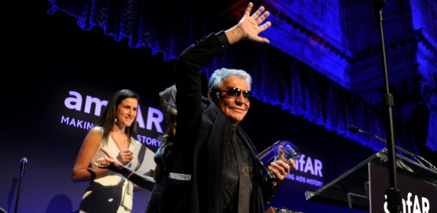 O estilista Roberto Cavalli é homenageado durante o baile de gala do amFAR 2012 - Getty Images