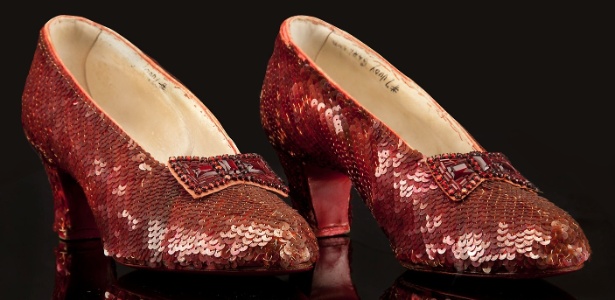 Sapatos vermelhos usados por Judy Garland em "O Mágico de Oz", em leilão no Profiles in History - Divulgação