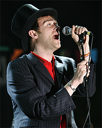 Damon Albarn canta no show de The Good, The Bad and The Queen em Coachella