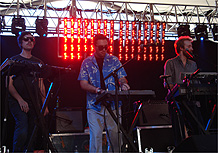 O grupo ingls Hot Chip durante show em Coachella no sbado, 28