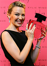 A cantora Kylie Minogue com o perfume "Darling" - Reuters