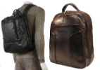 Dá para usar mochilas sem parecer adolescente, inclusive no ambiente de trabalho - Divulgação