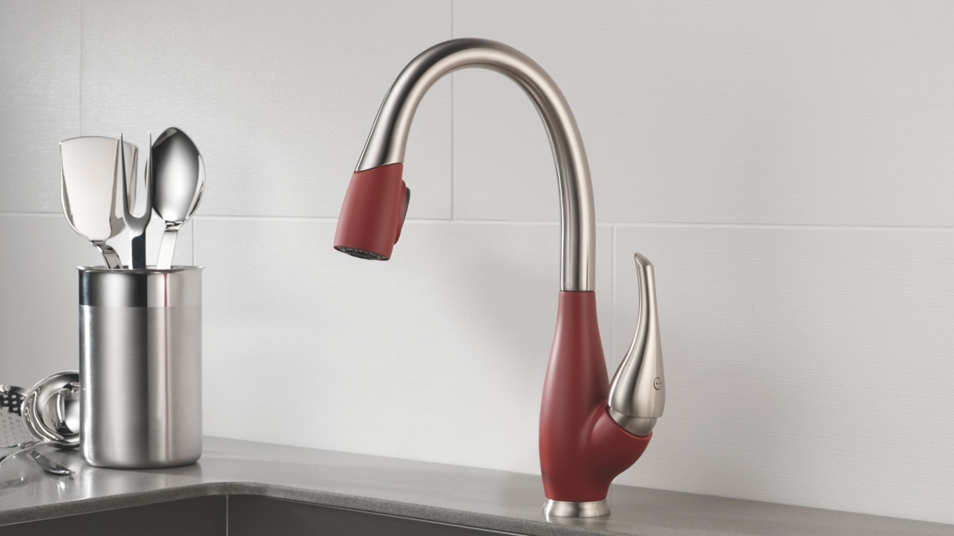 Torneira monocomando para cozinha da linha Fuse, da Delta, disponível nas cores vermelha, branca e preta - Divulgação