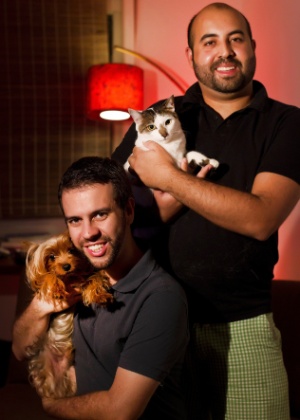 Guilherme (esq.) e Jorge estão juntos desde 2011 e dividem a casa com o cachorro Paco e o gato Pepe - Rodrigo Paiva/UOL