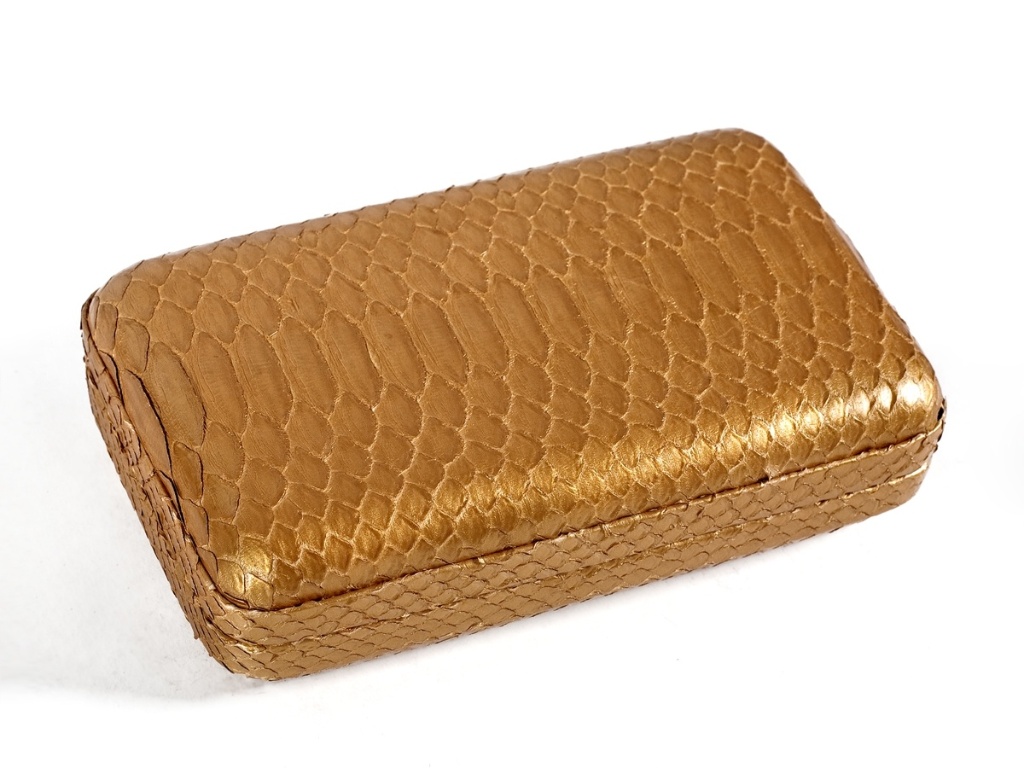 Carteira python dourada metalizada;  R$ 1.100, do Atelier Moretti - Divulgação