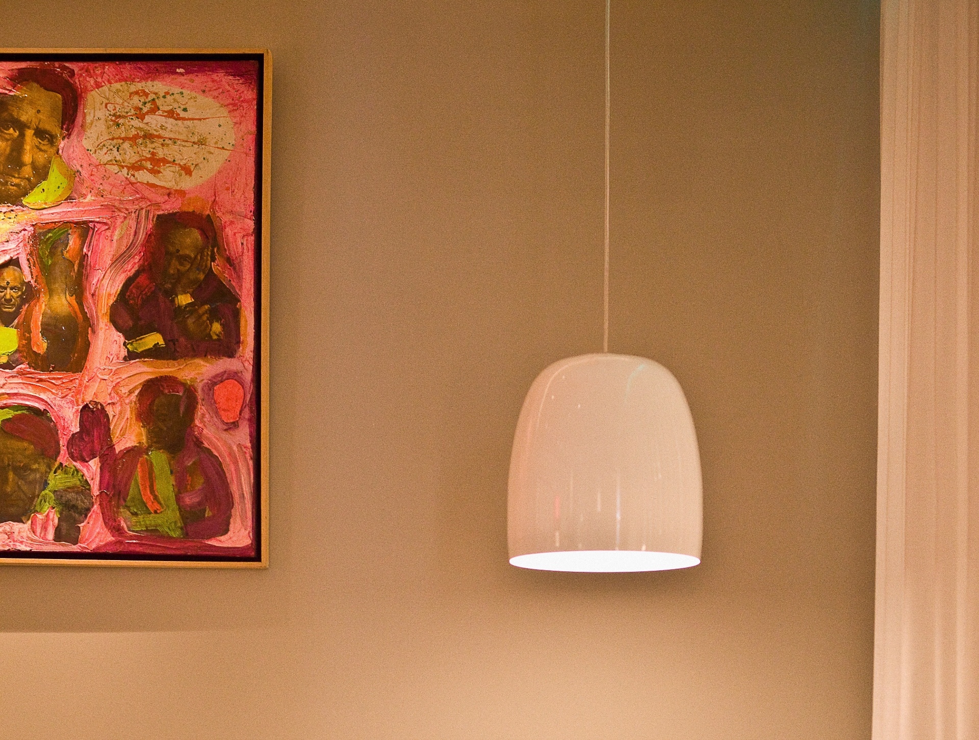 Passo a passo ensina a instalar luminária/ pendente - Ivan Shupikov/UOL