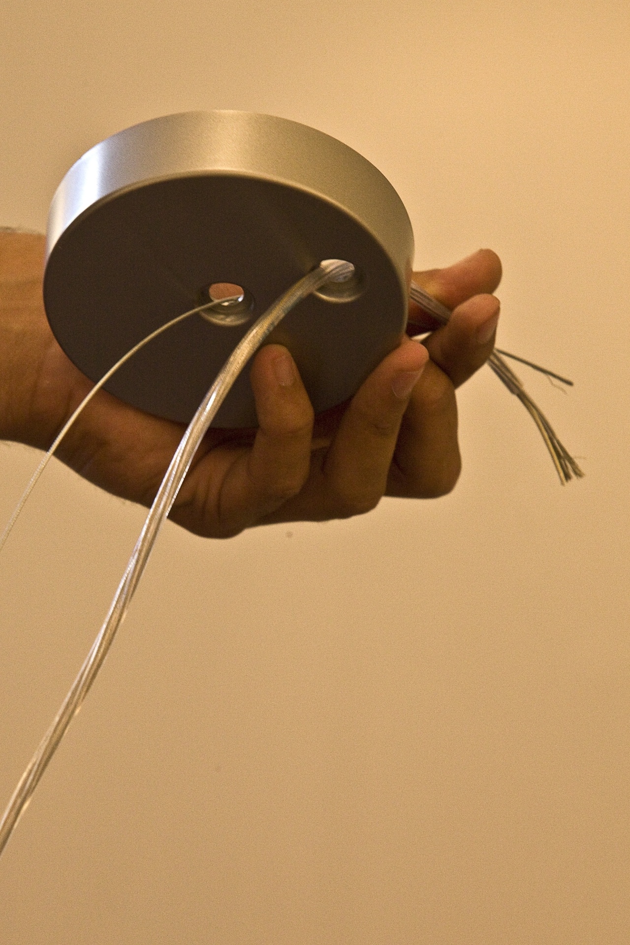 Passo a passo ensina a instalar luminária/ pendente - Ivan Shupikov/UOL