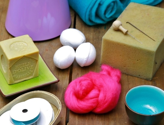 Passo a passo ensina a fazer ovinhos de feltro para decorar a casa na Páscoa (2012) - Paulo Bau/ UOL