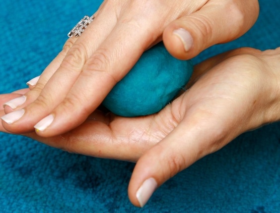 Passo a passo ensina a fazer ovinhos de feltro para decorar a casa na Páscoa (2012) - Paulo Bau/ UOL