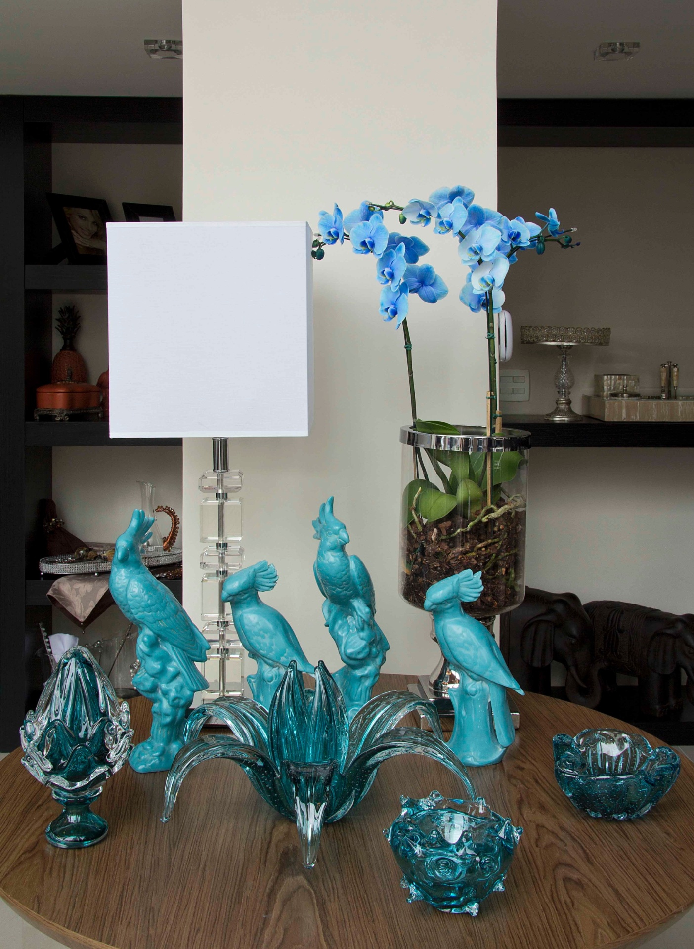 À venda na Casa Vostra (www.casavostra.com.br), o vaso Donzela (à dir.) é feito de vidro e prata e mede 46 cm de altura. A peça custa R$ 290,71 - Divulgação