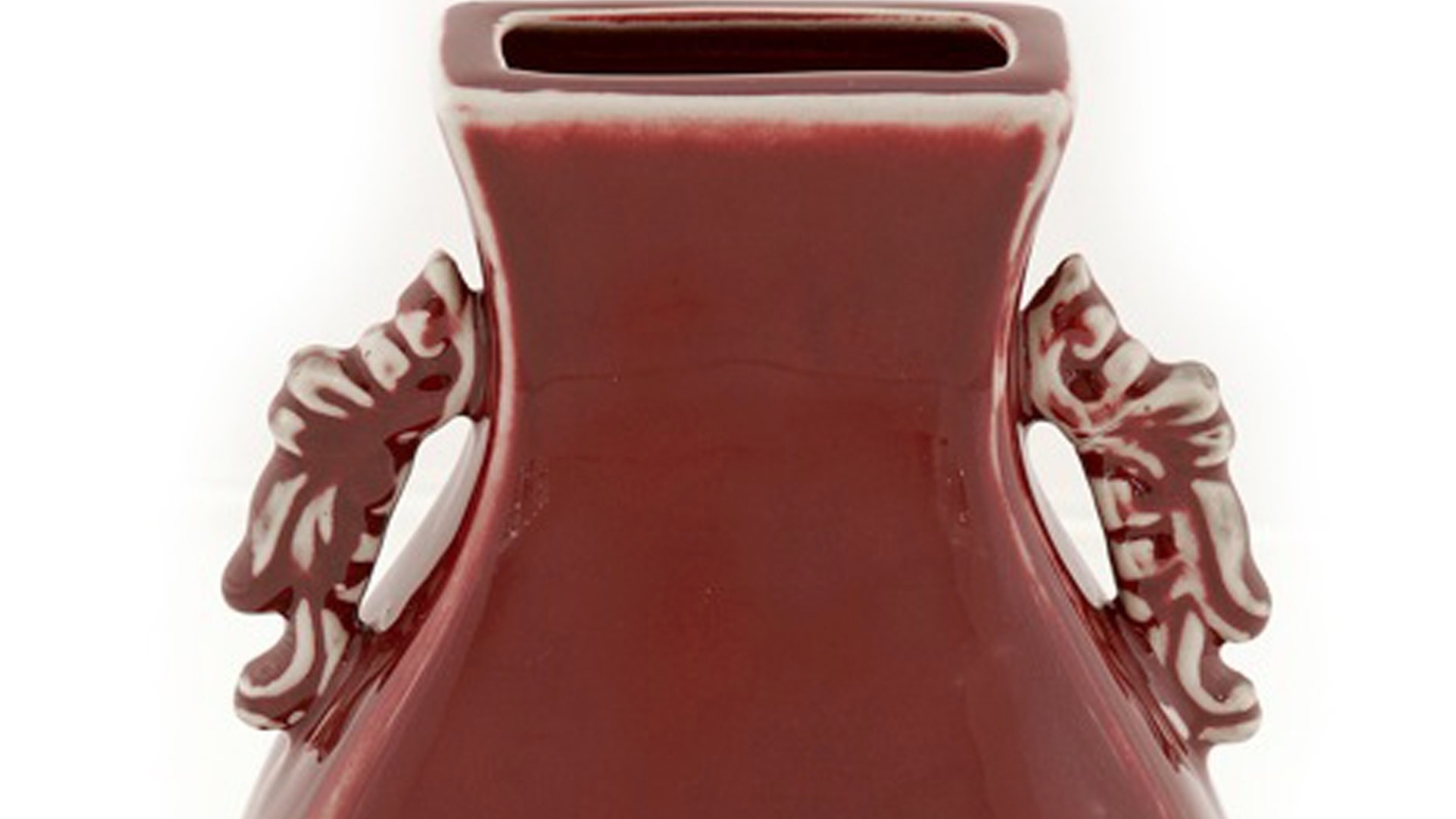 À venda na Theodora Home (www.theodorahome.com.br), o vaso com alças é feito de porcelana chinesa na cor vinho. Com dimensões 24  x 14 cm, a peça custa R$ 89 - Divulgação