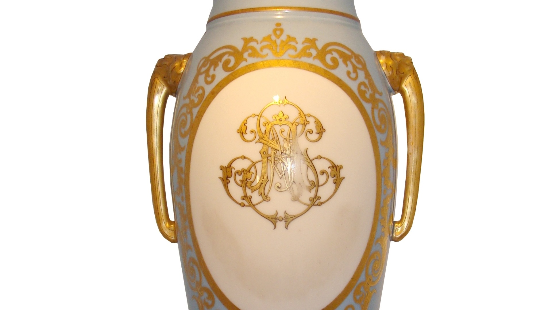 Com desenho floral e monograma no verso, o vaso de porcelana francesa custa  R$2.800, na Kcase (www.kcase.com.br) - Divulgação