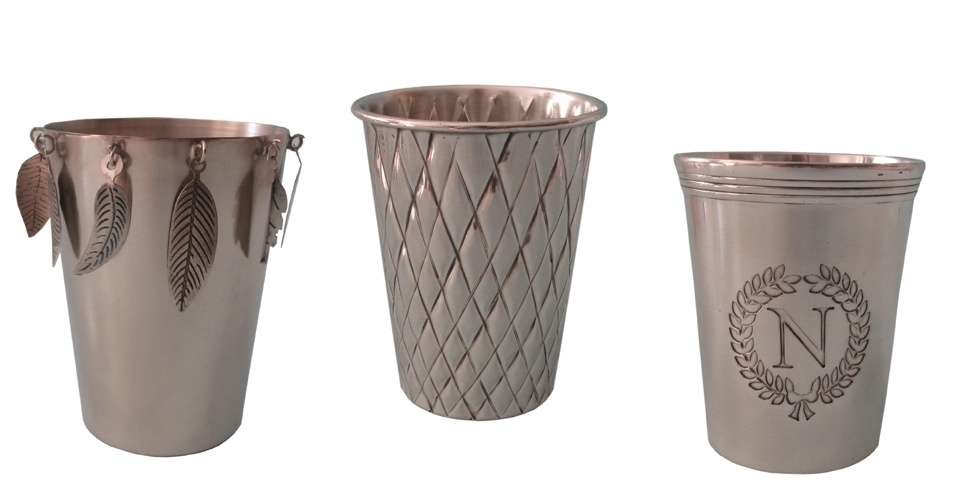 Copos de latão banhado servem como vasos e são vendidos no Emporio La Poltrona (www.emporiolapoltrona.com.br). Cada um mede 8 x 9 cm e custa R$ 80 - Divulgação