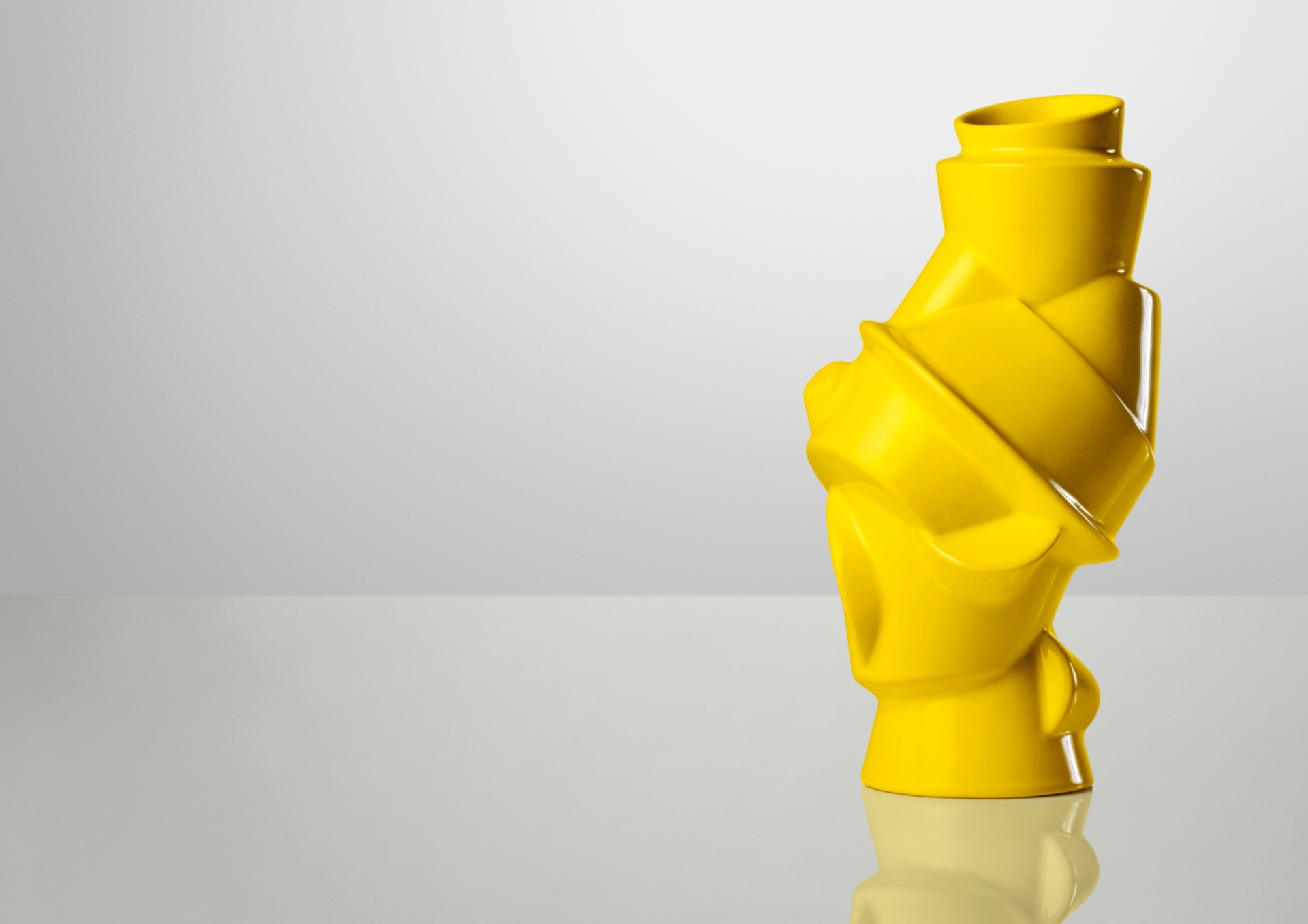 Da marca Muuto e com design de Michael Geertsen, o vaso Closely Separated é feito de porcelana e mede 27 cm de altura. Na Micasa (www.micasa.com.br), por R$ 675 - Divulgação