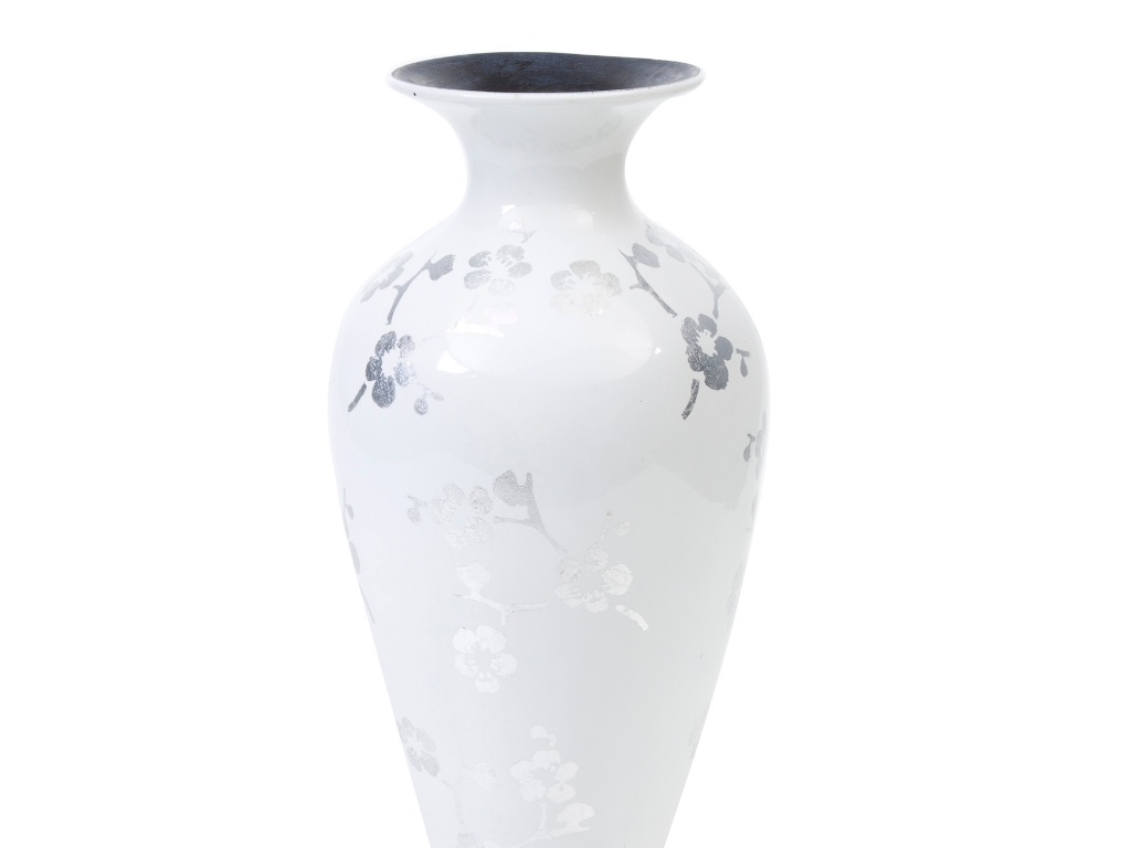 Na Etna (www.etna.com.br), vaso com base cerâmica, na cor branca com prata e estampa floral. A peça custa R$ 106,90 e tem 20 cm de altura - Divulgação