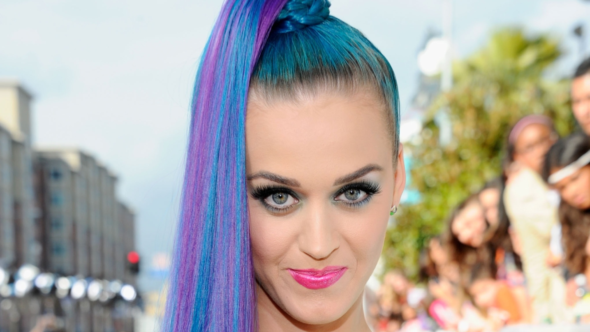 A cantora Katy Perry mostra seus novos cabelos com mechas coloridas - Getty Images