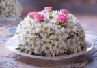 Conheça cinco maneiras de decorar o bolo de casamento com flores naturais - iStock Photo
